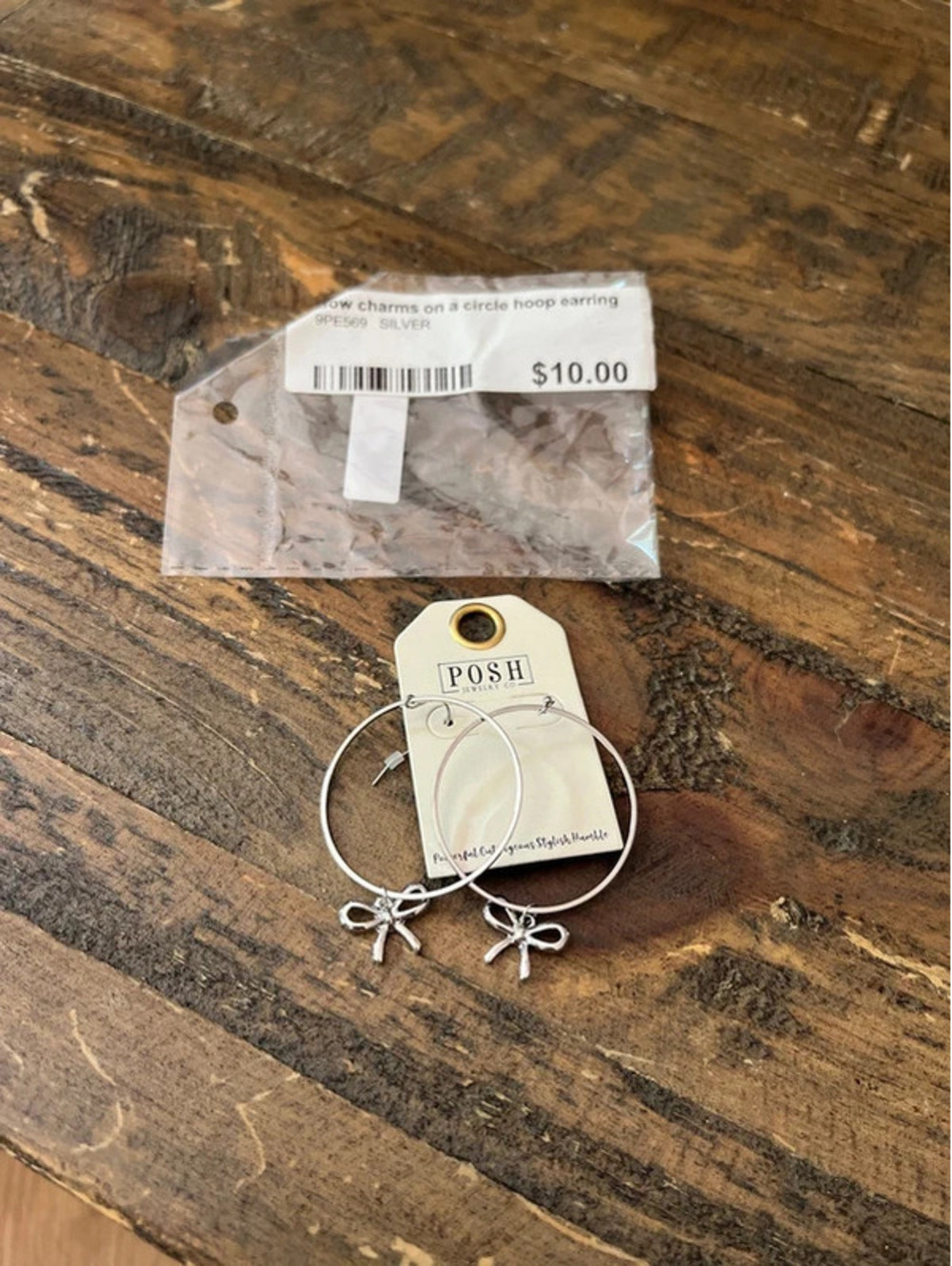 0072 Brand New POSH Jewelry Co. Silver Bow Charm Circle Hoop Earrings